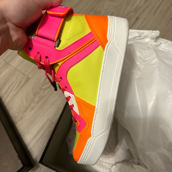 Women’s Gucci neon sneakers size 7 - Picture 4 of 7